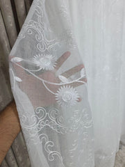 Set Mihai: Perdea alba tip in-model floral si Draperie Crem-Bej pentru Living si Dormitor Crem-Confectionat la Comanda Casablanca Magazin