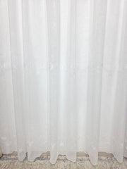 Perdea alba material plin ca textura tip in cu flori albe model Mihai