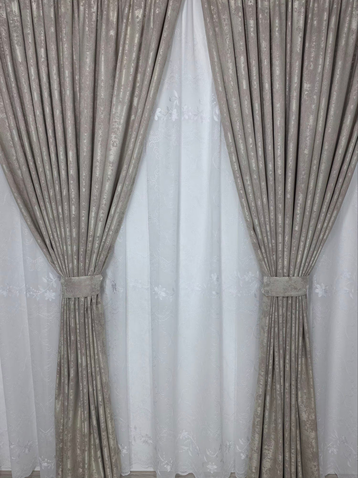 Set Gioconda: Perdea alba tip in-model floral si Draperie Crem-Bej pentru Living si Dormitor Crem-Confectionat la Comanda Casablanca Magazin