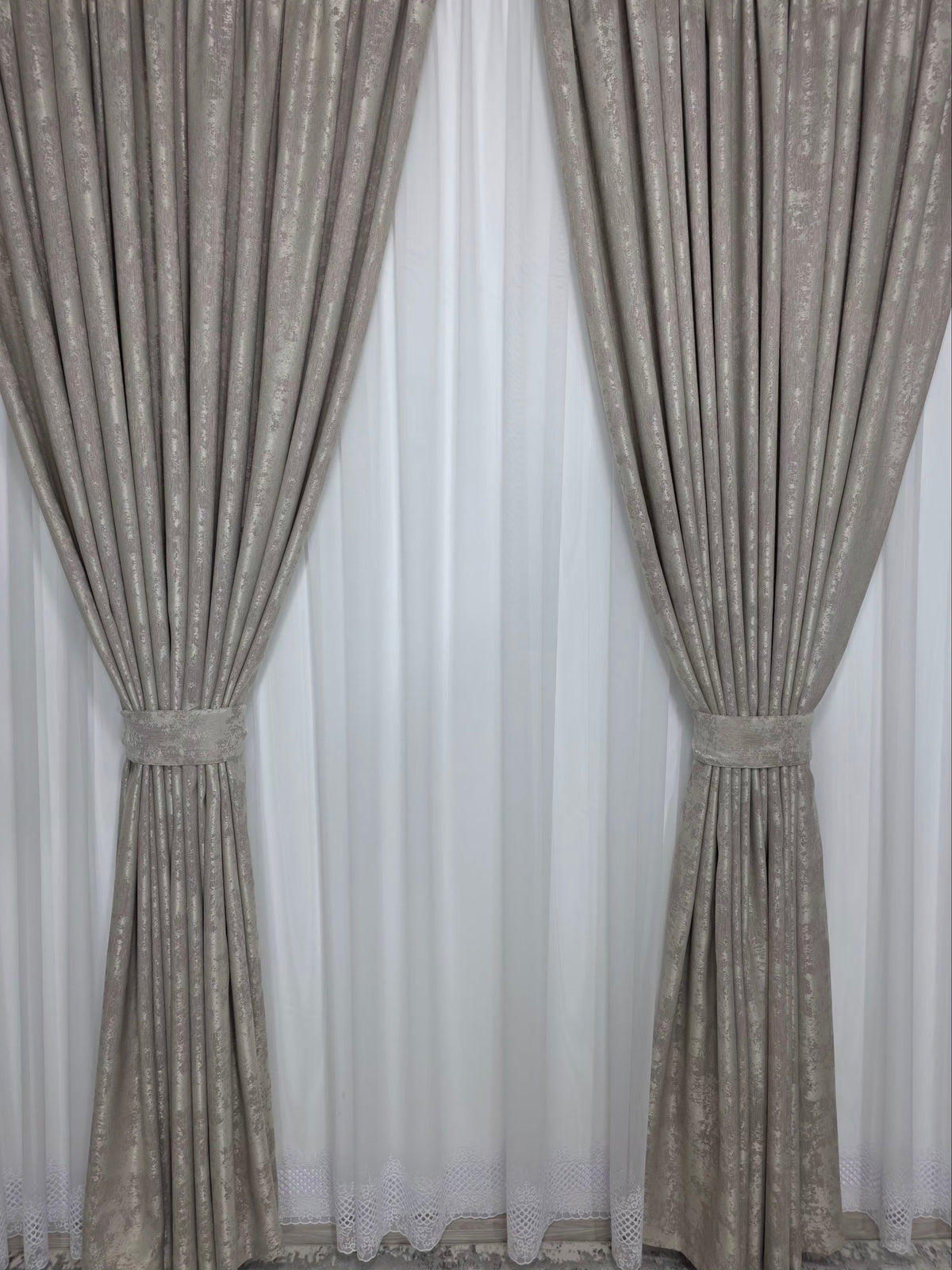 Set Daria:pentru dormitor sau living unde se doreste multa lumina: perdea simpla cu bordura jos si draperie crem bej tip - Confectionat pe Comanda (Copy)