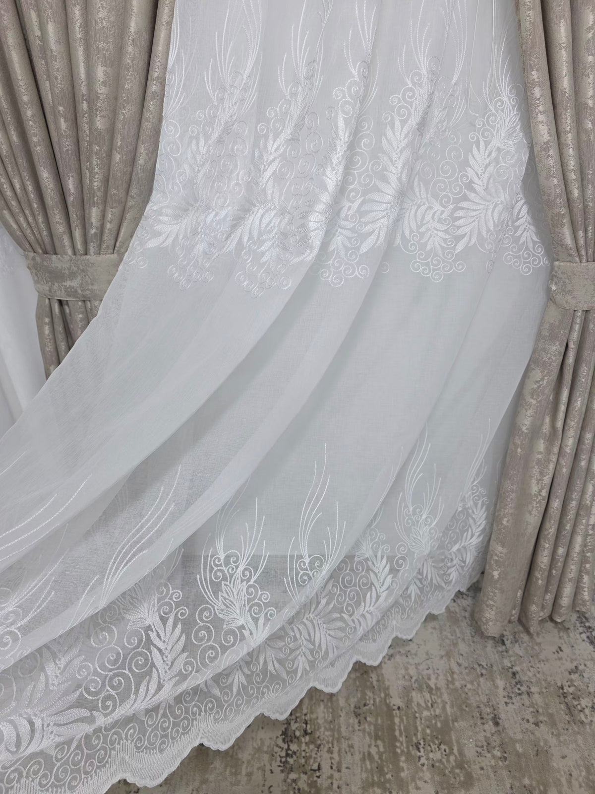 Set Gina: Perdea alba tip in-model floral si Draperie Crem-Bej pentru Living si Dormitor Crem-Confectionat la Comanda Casablanca Magazin