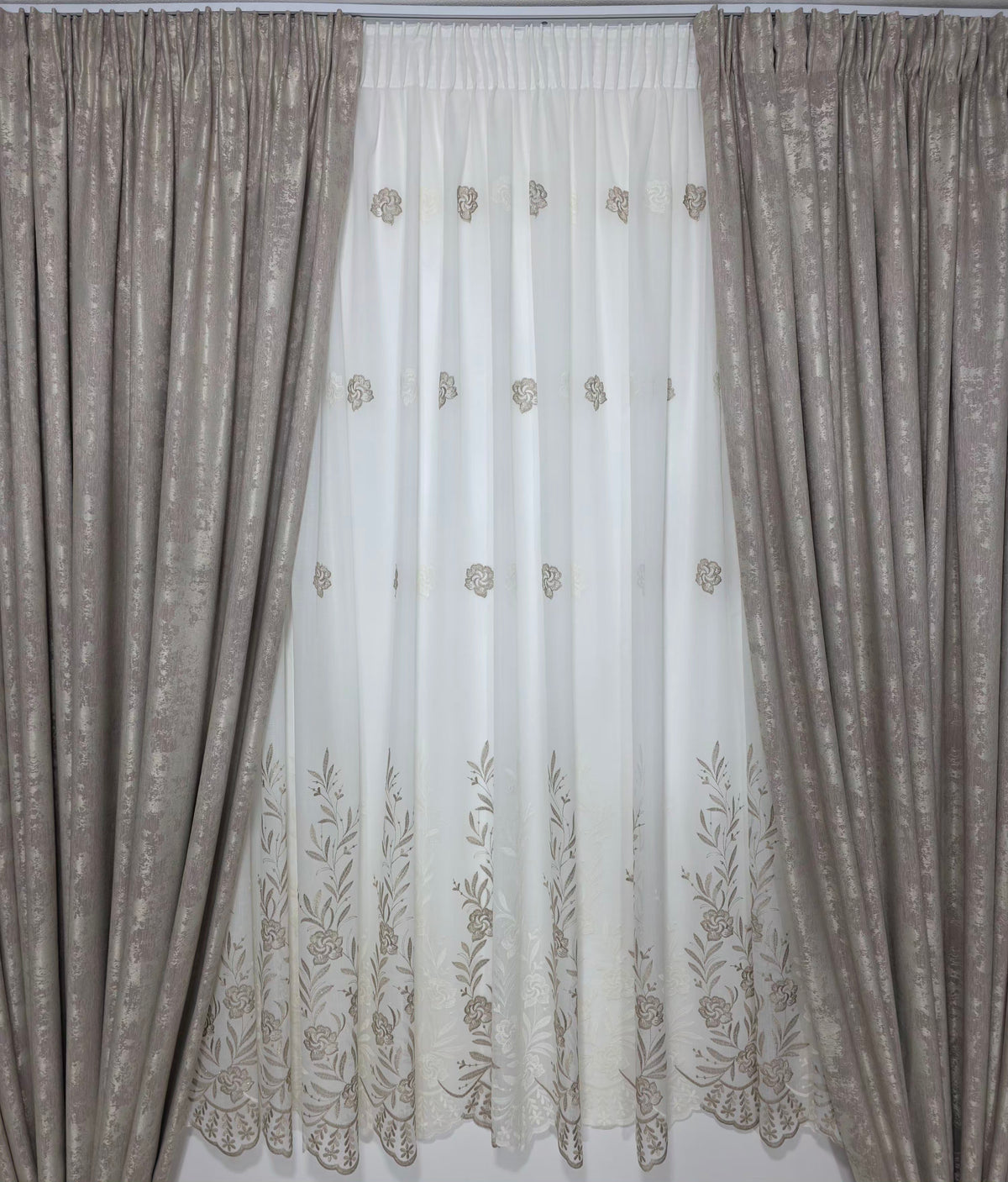 Set Liliana:pentru dormitor sau bucatarie sau hol in Nuante de Bej, Crem si Alb - Perdea Tip In cu Broderie MARO si Draperie Bej-CREM Tip Vopsea Decorativa - Confectionat pe Comanda