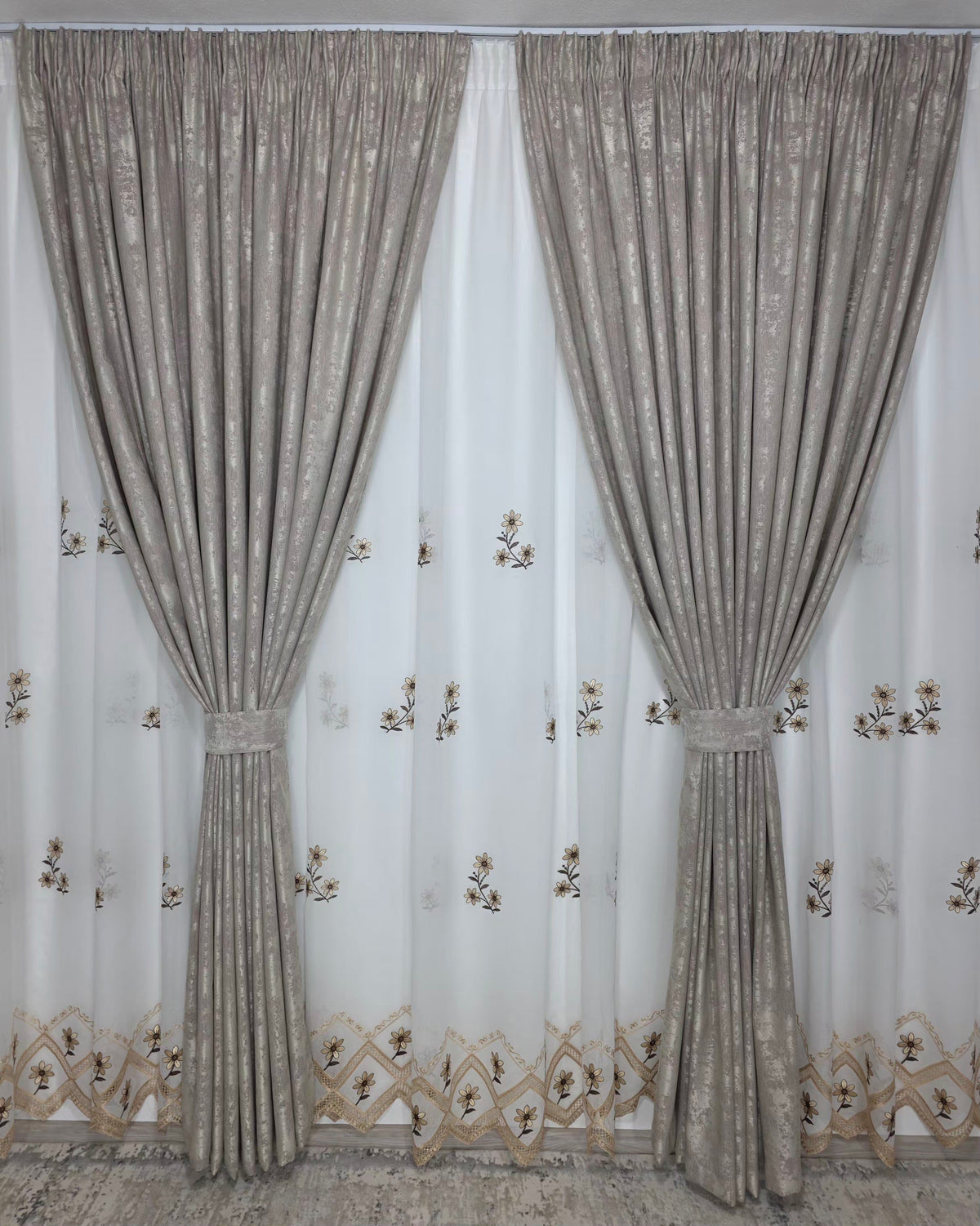 Set Arcana:pentru dormitor sau bucatarie sau hol in Nuante de Bej, Crem si Alb - Perdea Tip In cu Broderie MARO si Draperie Bej-CREM Tip Vopsea Decorativa - Confectionat pe Comanda