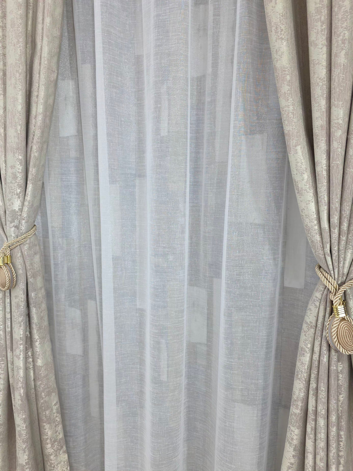 Set Parma – Perdea Parma Alba cu Aspect de In Fin si Sidef Discret & Draperie Crem-Bej Tip Vopsea Decorativa Blackout 60% – Ideal pentru Livinguri si Dormitoare Elegante – Confectionat pe Comanda Casablanca Magazin