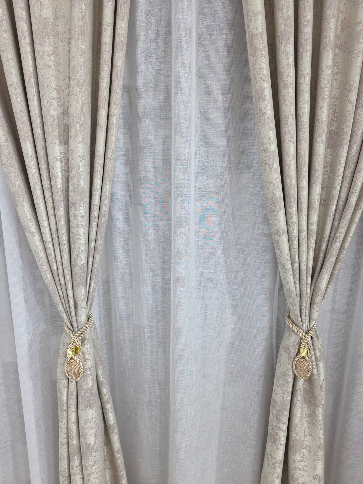 Set Armin – Perdea Alba Tip In Gros cu Sidef si Sclipici din Material Plin & Draperie Crem-Bej Tip Vopsea Decorativa – Ideal pentru Livinguri si Dormitoare Elegante – Confectionat pe Comanda Casablanca Magazin