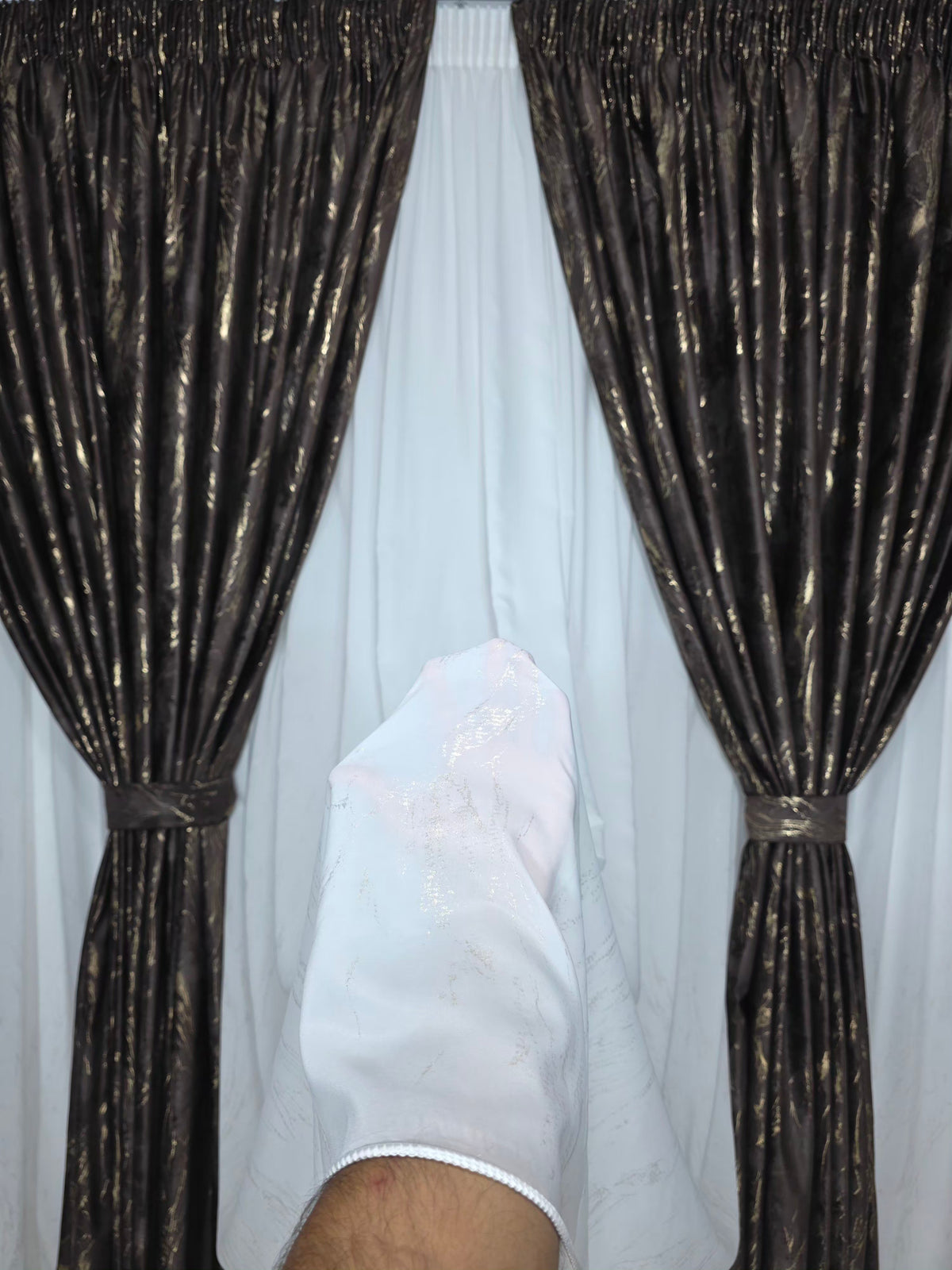Colectia Milano – Perdea din Matase cu Insertii Aurii si Draperie Catifea Maro cu Insertii Aurii – Ideal pentru Livinguri Elegante in nuante de crem, maro sau alb– Confectionat pe Comanda