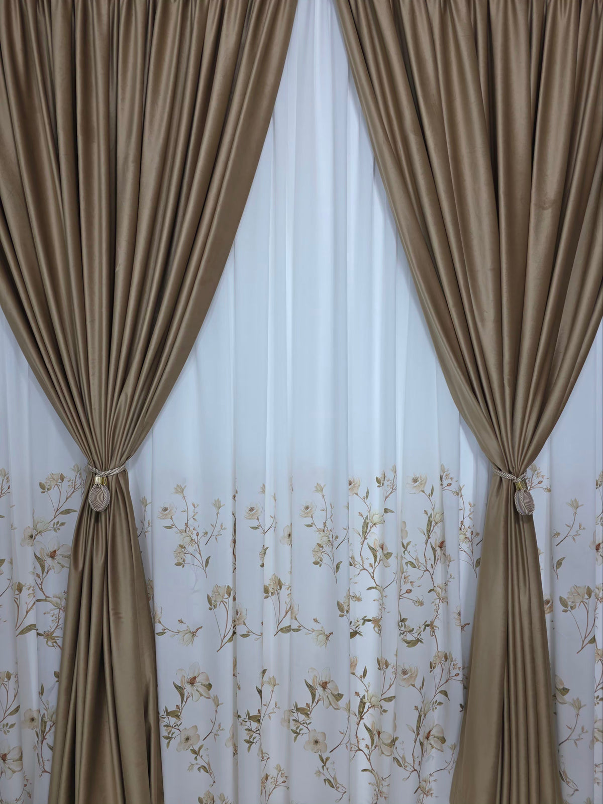 Set Violeta: perdea din matase pictata cu flori si draperie catifea caramel
