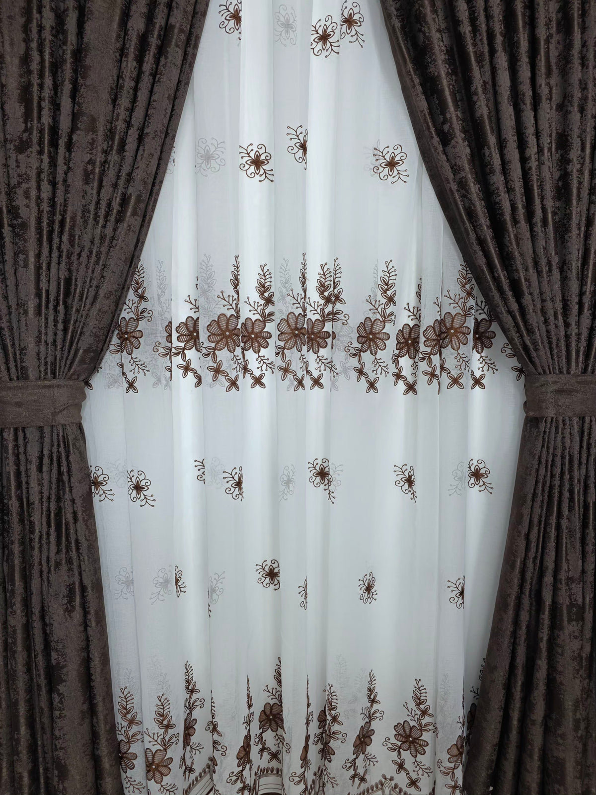 Set Pixi: perdea din in cu flori maro si draperie maro inchis tip vopsea decorativa