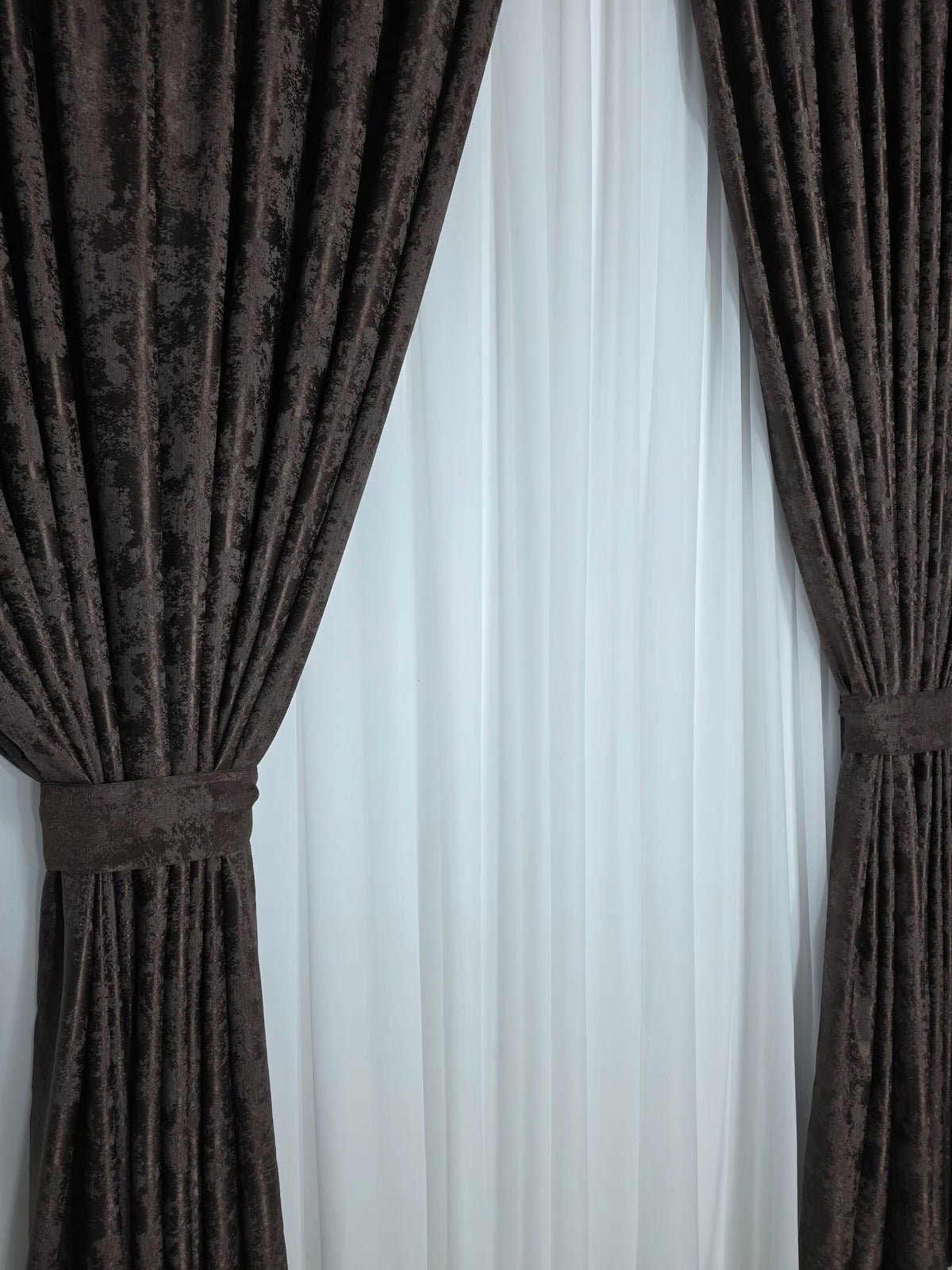 Colectia Decorativa: Perdea Alba Simpla Voal si Draperie Tip Vopsea Maro Inchis – Ideal pentru Living si Dormitor in Nuanțe Alb,Crem sau Maro