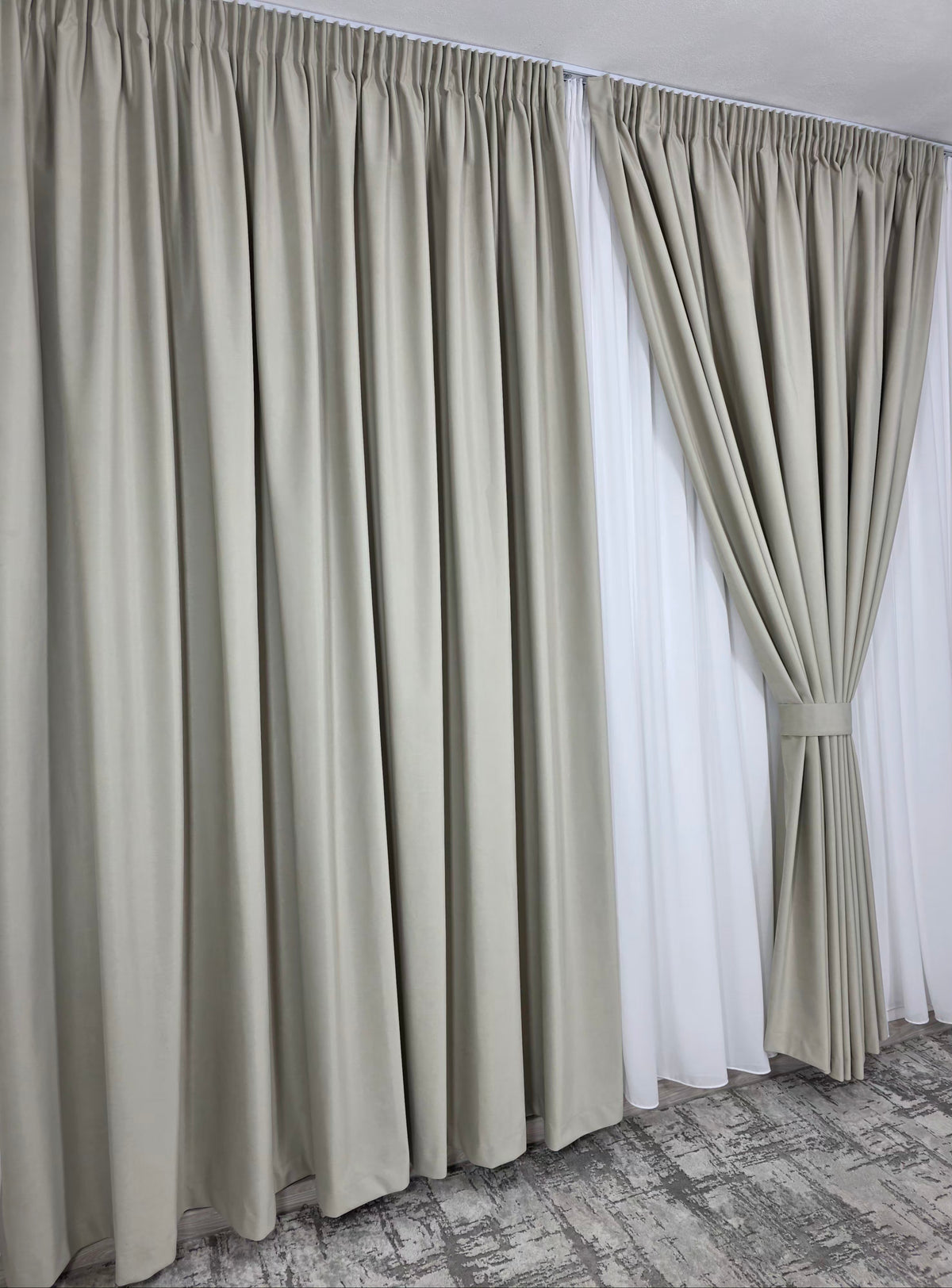 Recomandarea Designului de Interior-Set Delia: Perdea GARANTAT Nesifonabila si Draperie Catifea Crem Ce Nu Permite Deloc DELOC Patrunderea Luminii – Ideal pentru Livinguri si Dormitoare Elegante – Confectionat pe Comanda Casablanca Magazin