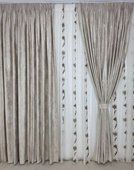 Set Fabio: Perdea Sable Crem cu Flori Maro si Draperie Catifea Crem cu Insertii Aurii