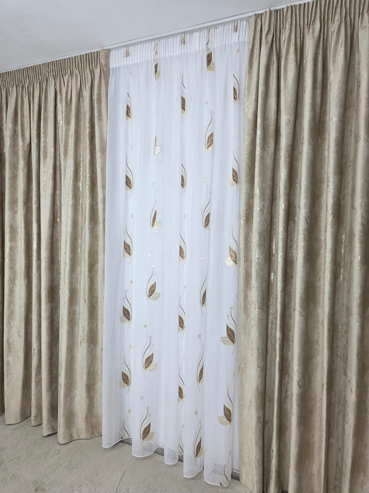 Set Teo: Perdea Sable Alba cu Frunze Maro si Draperie Catifea Auriu cu Insertii Aurii