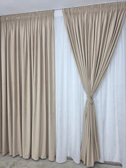 Ideal pentru living si dormitor cu pat sau canapea crem ori bej si pereti albi – Set Honey: Perdea Matase cu Insertii Aurii pe Jumatate si Draperie Catifea Superioara Vanilie Crem Latte, Blackout 80%, cu Cadere Grea – confectionat pe comanda