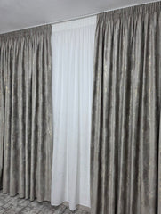 Set Aria: Perdea Din Matase Moale Cu Insertii Aurii Pe Jumatate Si Draperie Din Catifea Grej Deschis Cu Insertii Aurii