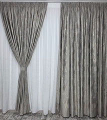 Set Aria: Perdea Din Matase Moale Cu Insertii Aurii Pe Jumatate Si Draperie Din Catifea Grej Deschis Cu Insertii Aurii