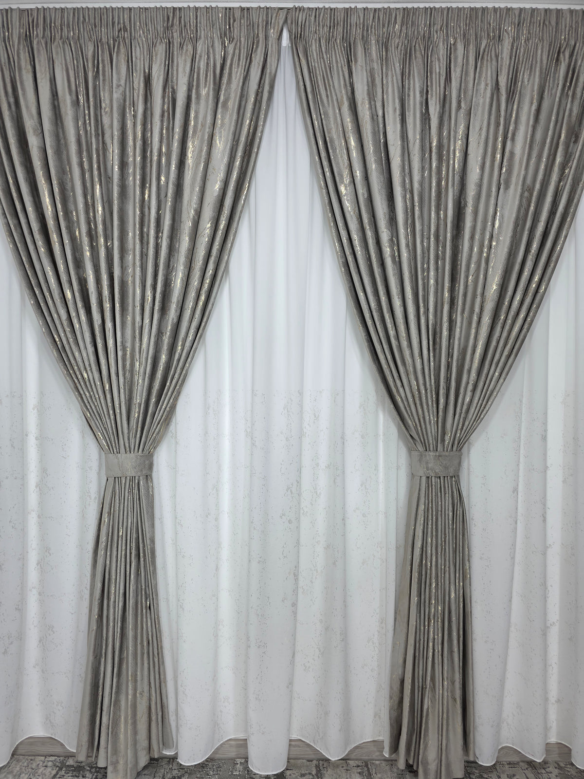 Set Aria: Perdea Din Matase Moale Cu Insertii Aurii Pe Jumatate Si Draperie Din Catifea Grej Deschis Cu Insertii Aurii