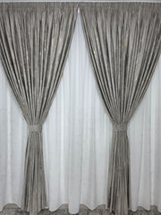 Set Aria: Perdea Din Matase Moale Cu Insertii Aurii Pe Jumatate Si Draperie Din Catifea Grej Deschis Cu Insertii Aurii