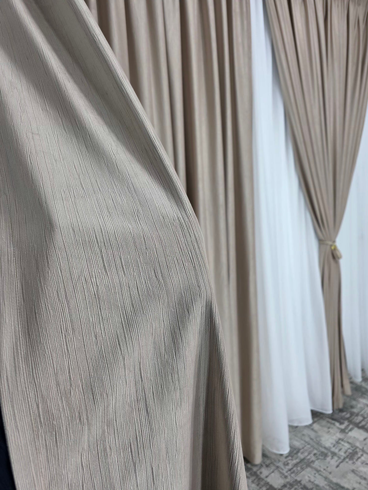 Set Tessa: Perdea Din Voal Premium Alb Imaculat Si Draperie Catifea Crem Tip Velura