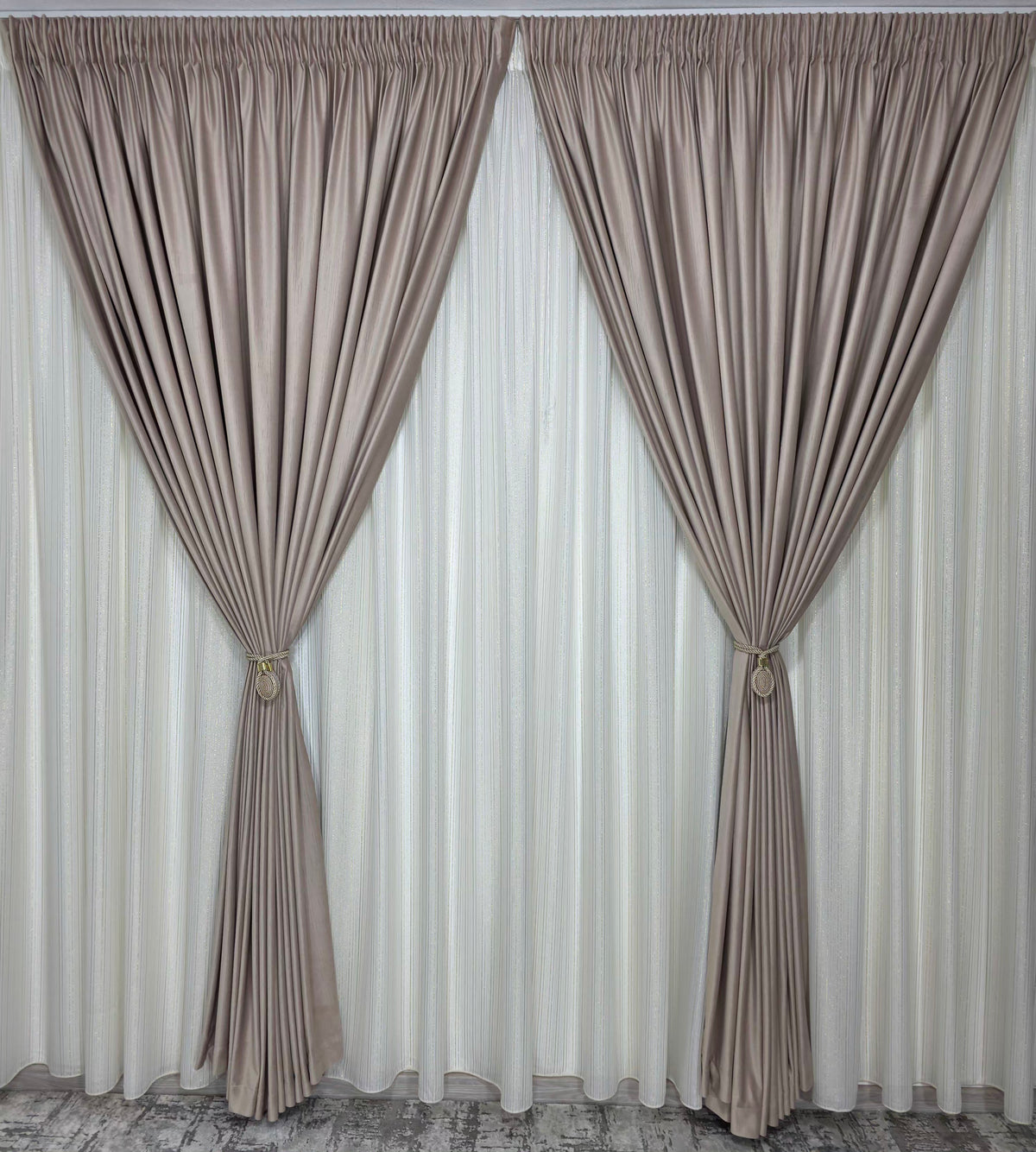 Set Dolce: Perdea Alba Tip Matase Cu In Si Insertii Aurii, Draperie Catifea Crem Tip Velura