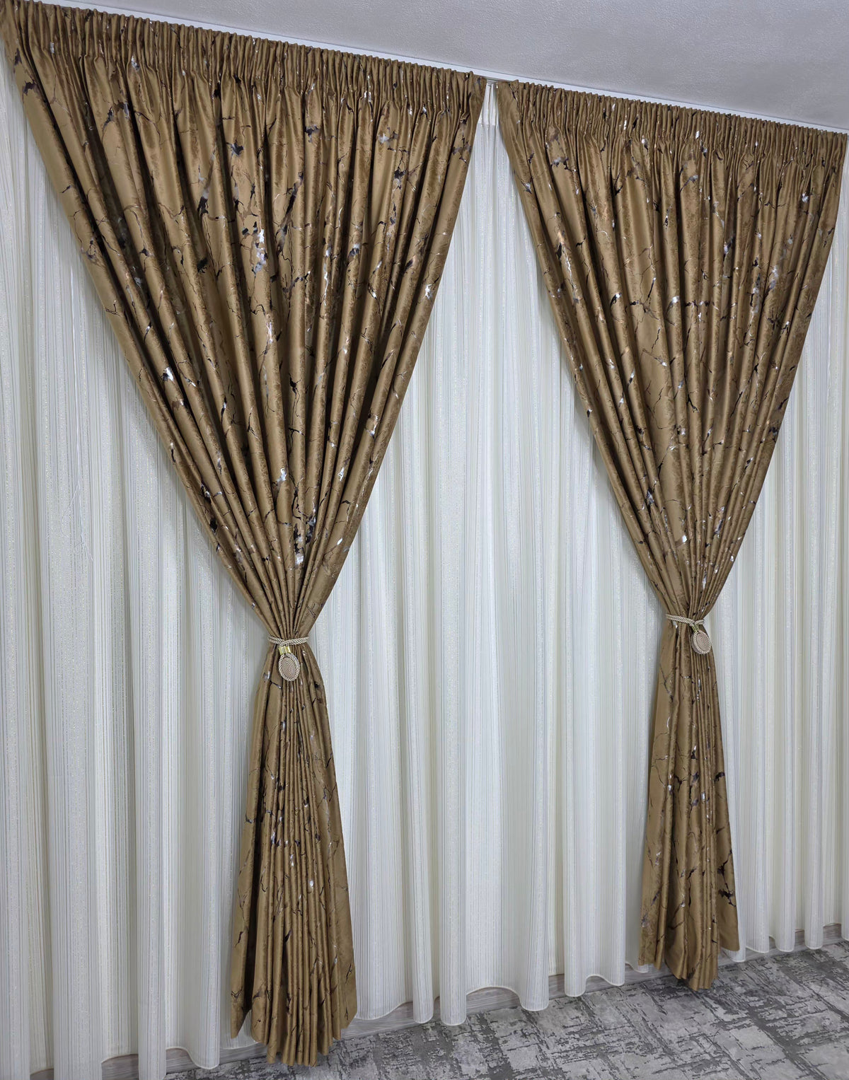 Set Leon: Perdea Alba Cu Insertii Aurii, Tip Matase Cu In, Material Plin Ca Textura Nesifonabil, Draperie Din Catifea Auriu Bronz Cu Insertii