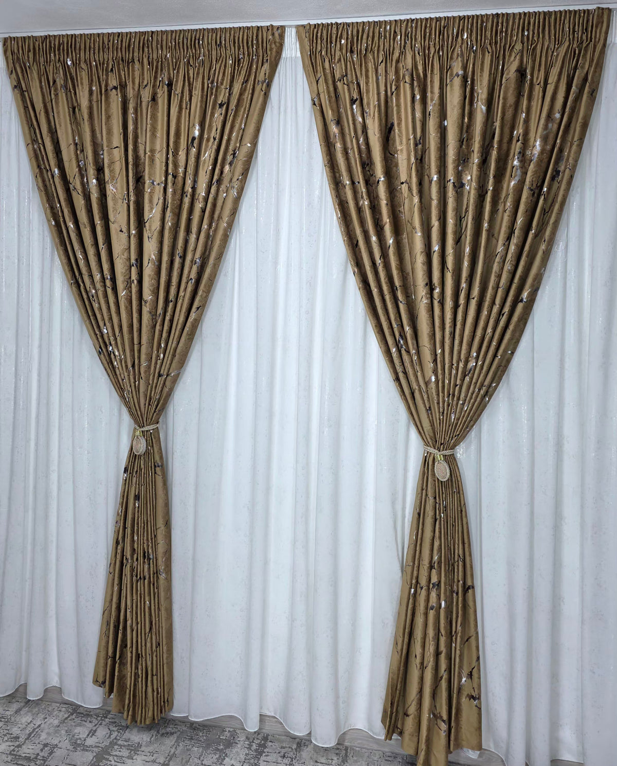 Set Belgrad: Perdea Matase Moale Cu Insertii Aurii Si Draperie Catifea Auriu Bronz Cu Insertii