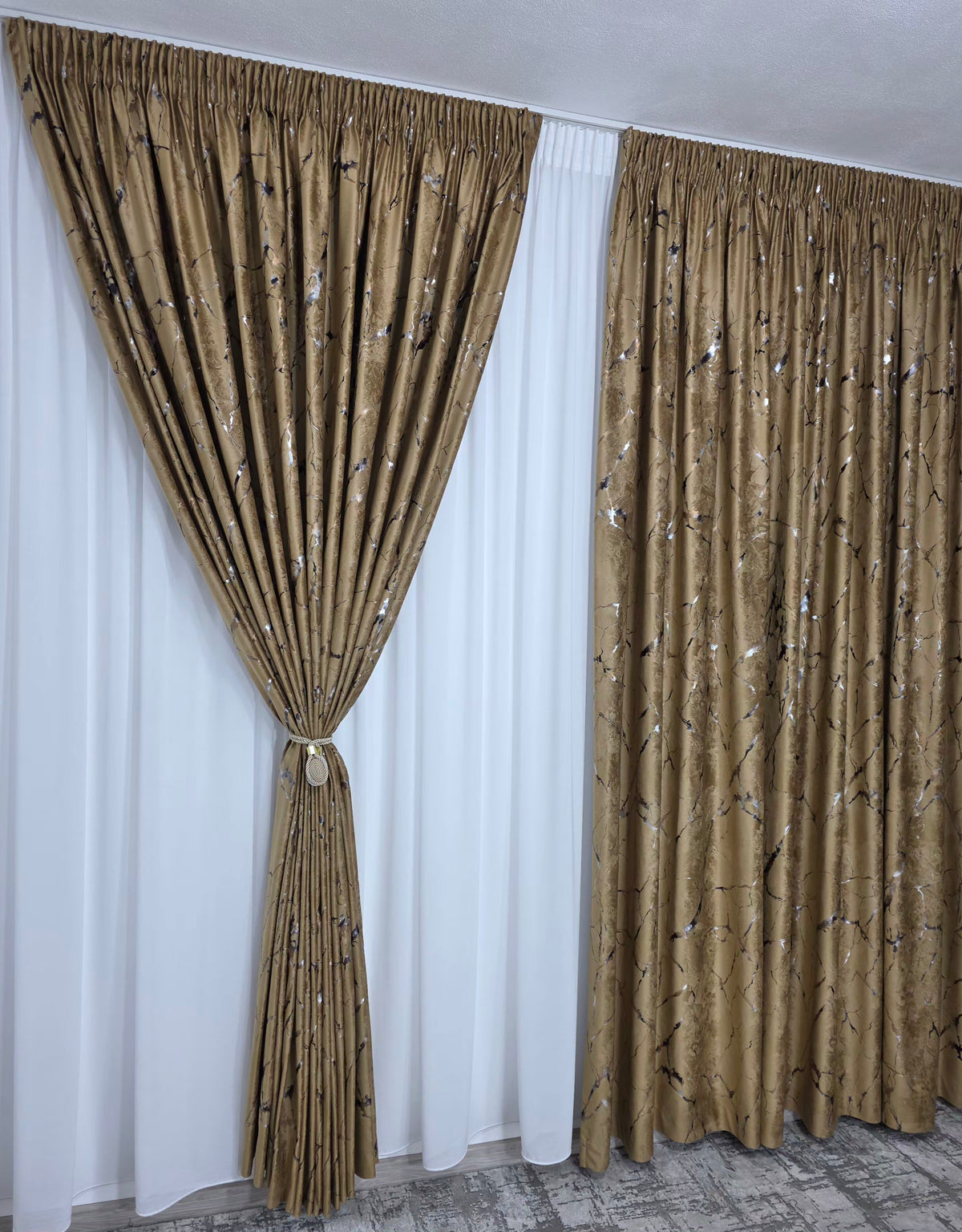 Set Romina: Perdea Din Matase Alb Imaculat Nesifonabila Si Draperie Din Catifea Auriu Bronz Cu Insertii - Ideal Pentru Livinguri Si Dormitoare Moderne - Confectionat Pe Comanda Casablanca Magazin