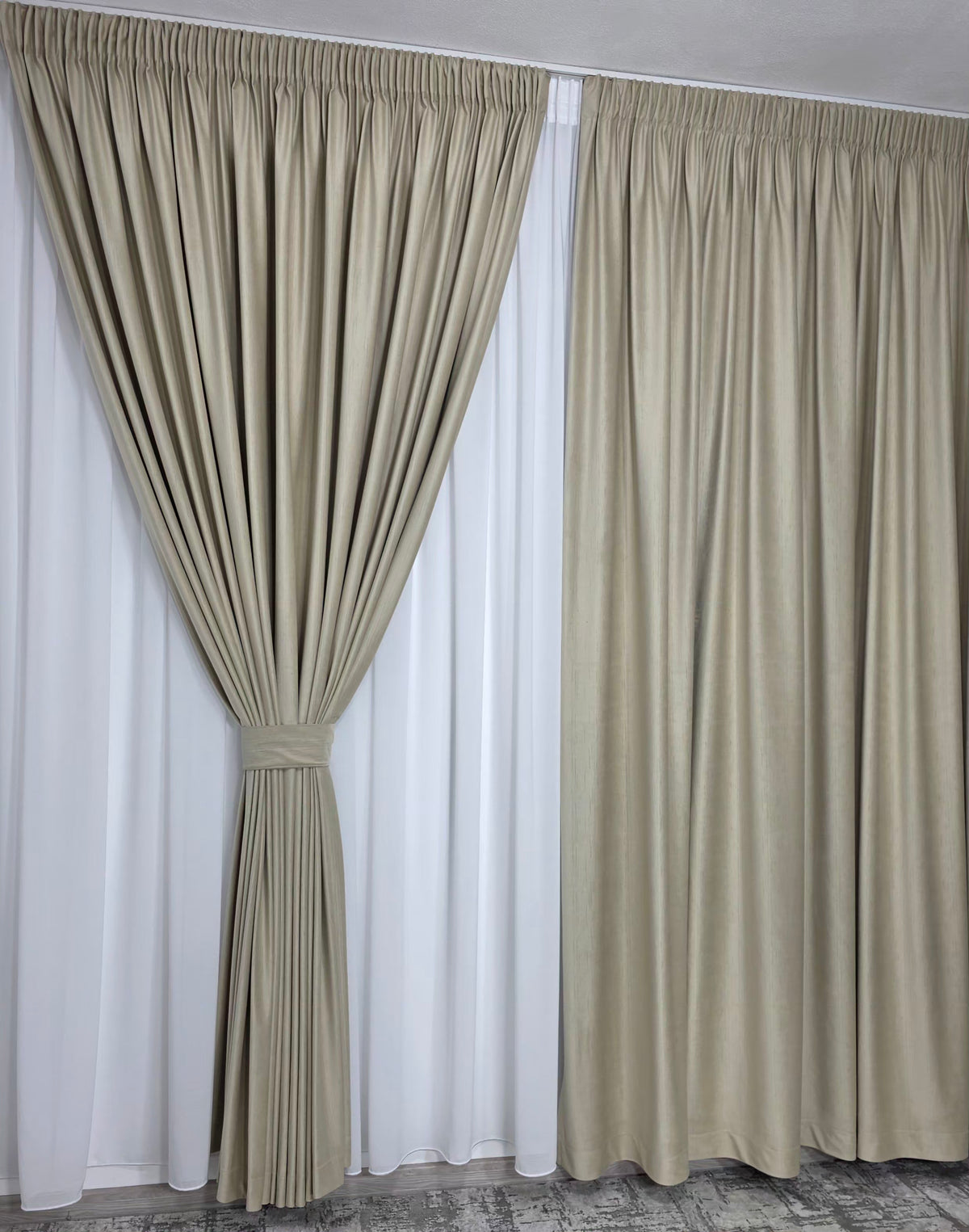 Set Judi: Perdea Din Matase Alb Imaculat Nesifonabila si Draperie Din Catifea Sampanie Tip Velura - Ideal Pentru Livinguri Si Dormitoare Luminoase - Confectionat Pe Comanda Casablanca Magazin