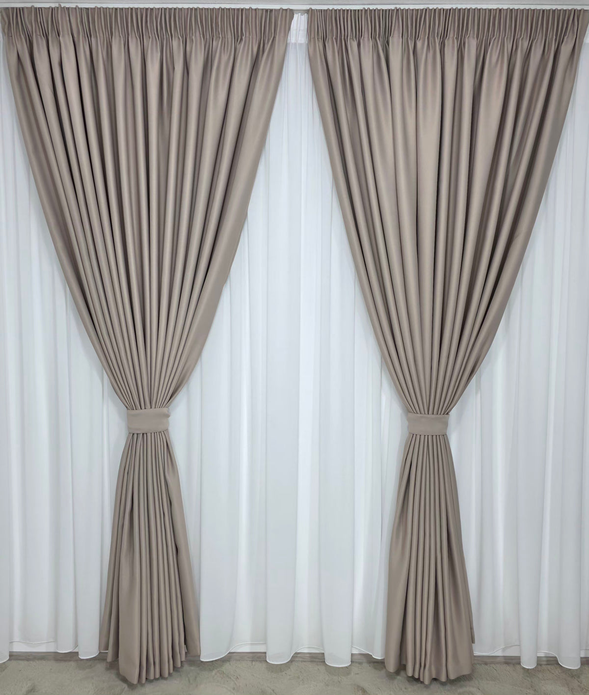 SET LOUIS: PERDEA DIN MATASE ALB IMACULAT NESIFONABILA SI DRAPERIE GREJ BLACKOUT - IDEAL PENTRU DORMITOARE SI LIVINGURI LUMINOASE