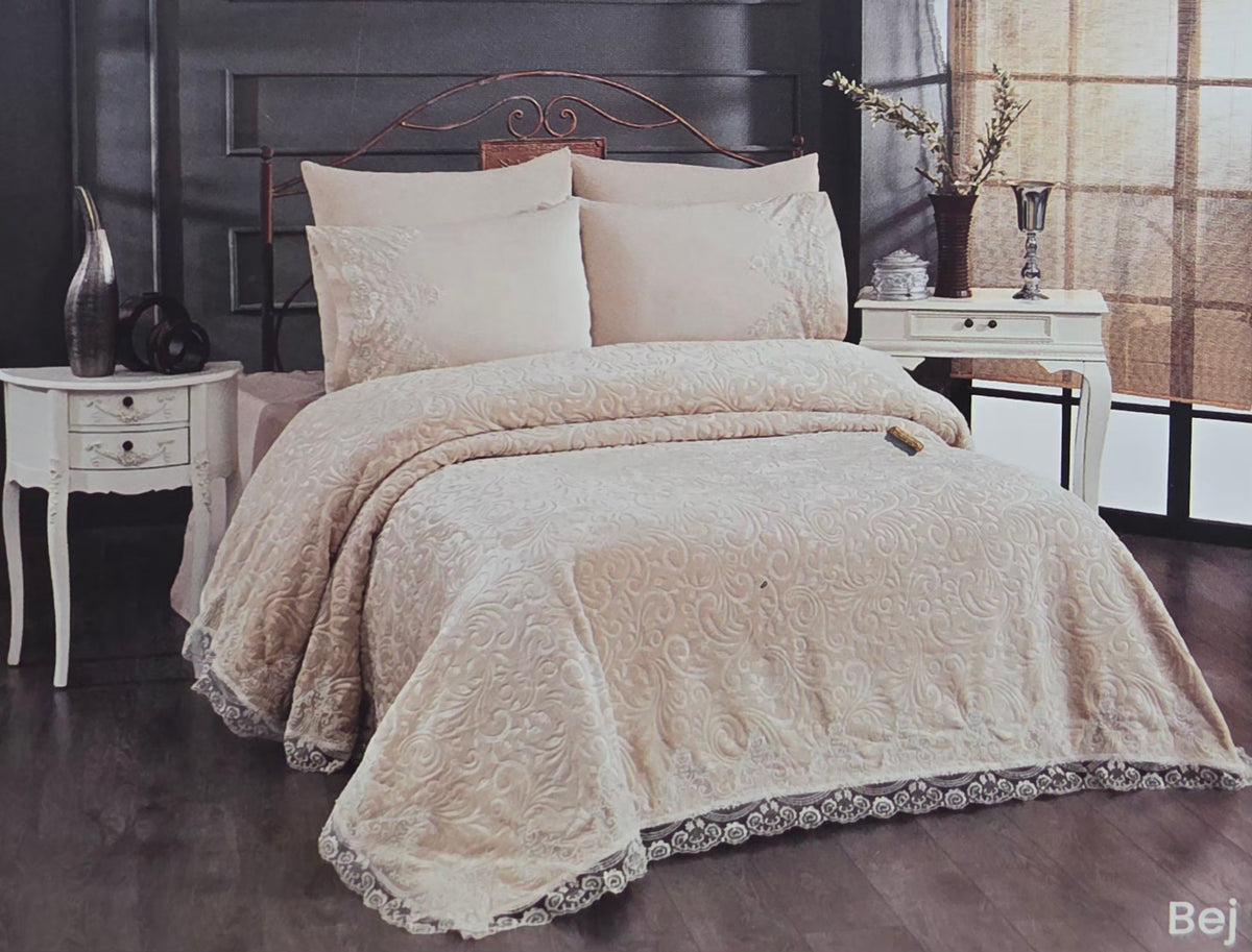 Set de Pat Premium Bej cu Cuvertura de Lux si Dantela, 6 Piese – Cearceaf 220x240 cm, Cuvertura 235x245 cm, 4 Fete de Perna 50x70 cm – Ideal pentru Dormitoare Crem, Bej, Alb sau Cappuccino