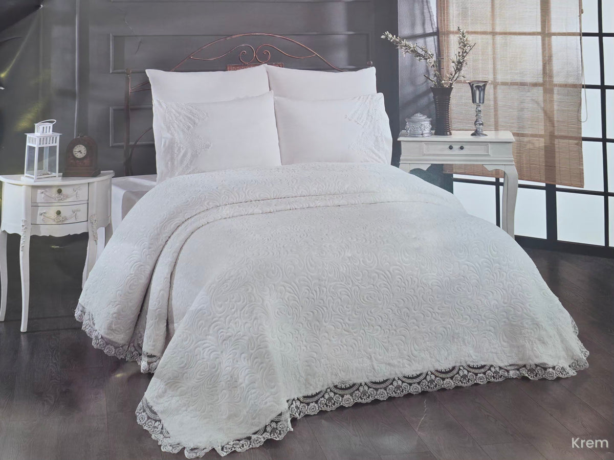 Set de Pat Premium Crem cu Cuvertura de Lux si Dantela, 6 Piese – Cearceaf 220x240 cm, Cuvertura 235x245 cm, 4 Fete de Perna 50x70 cm – Ideal pentru Dormitoare Crem, Bej, Alb sau Cappuccino