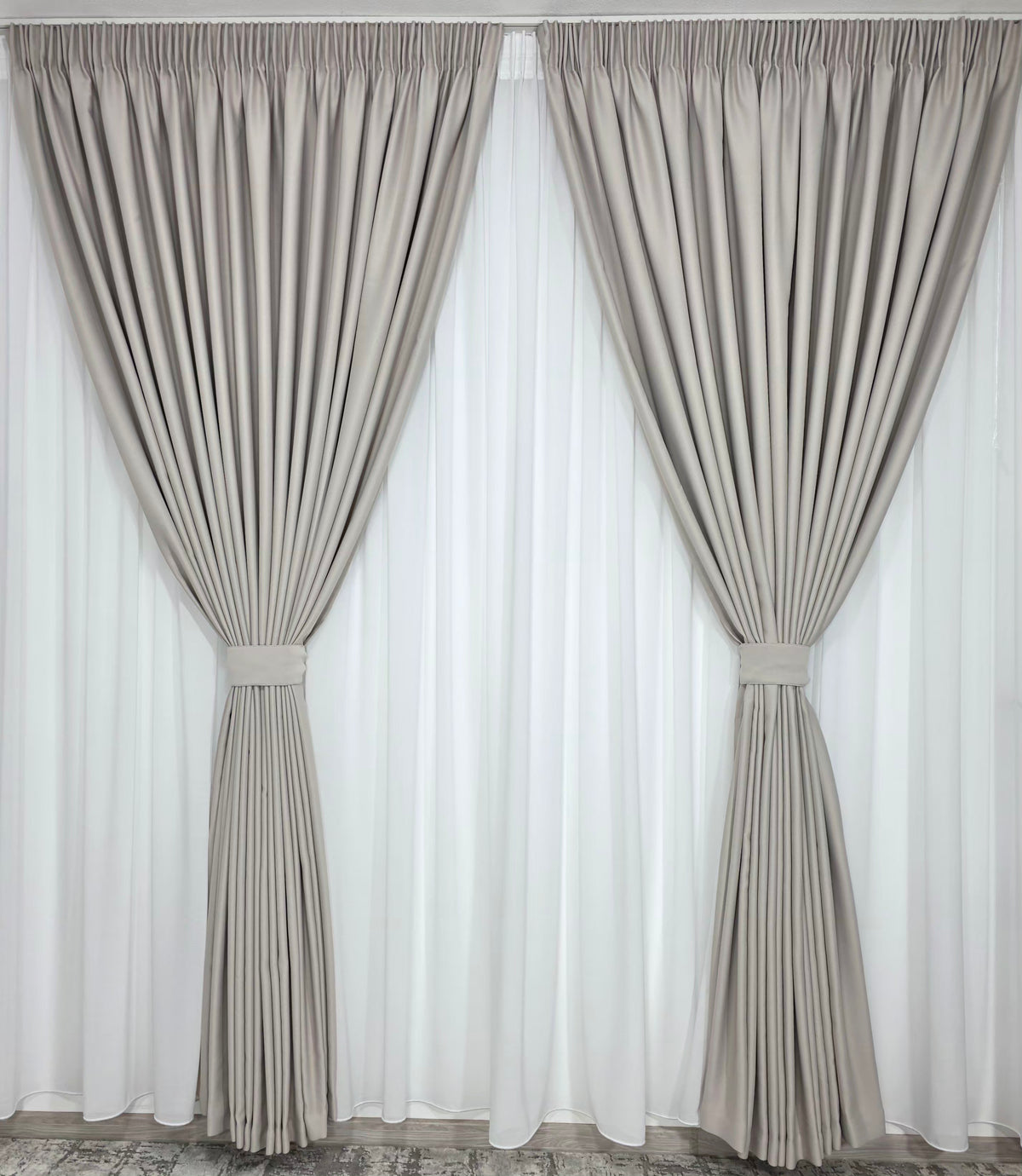SET DALIANA: PERDEA DIN MATASE ALB IMACULAT NESIFONABILA SI DRAPERIE IVOIRE BLACKOUT - IDEAL PENTRU LIVINGURI SI DORMITOARE LUMINOASE