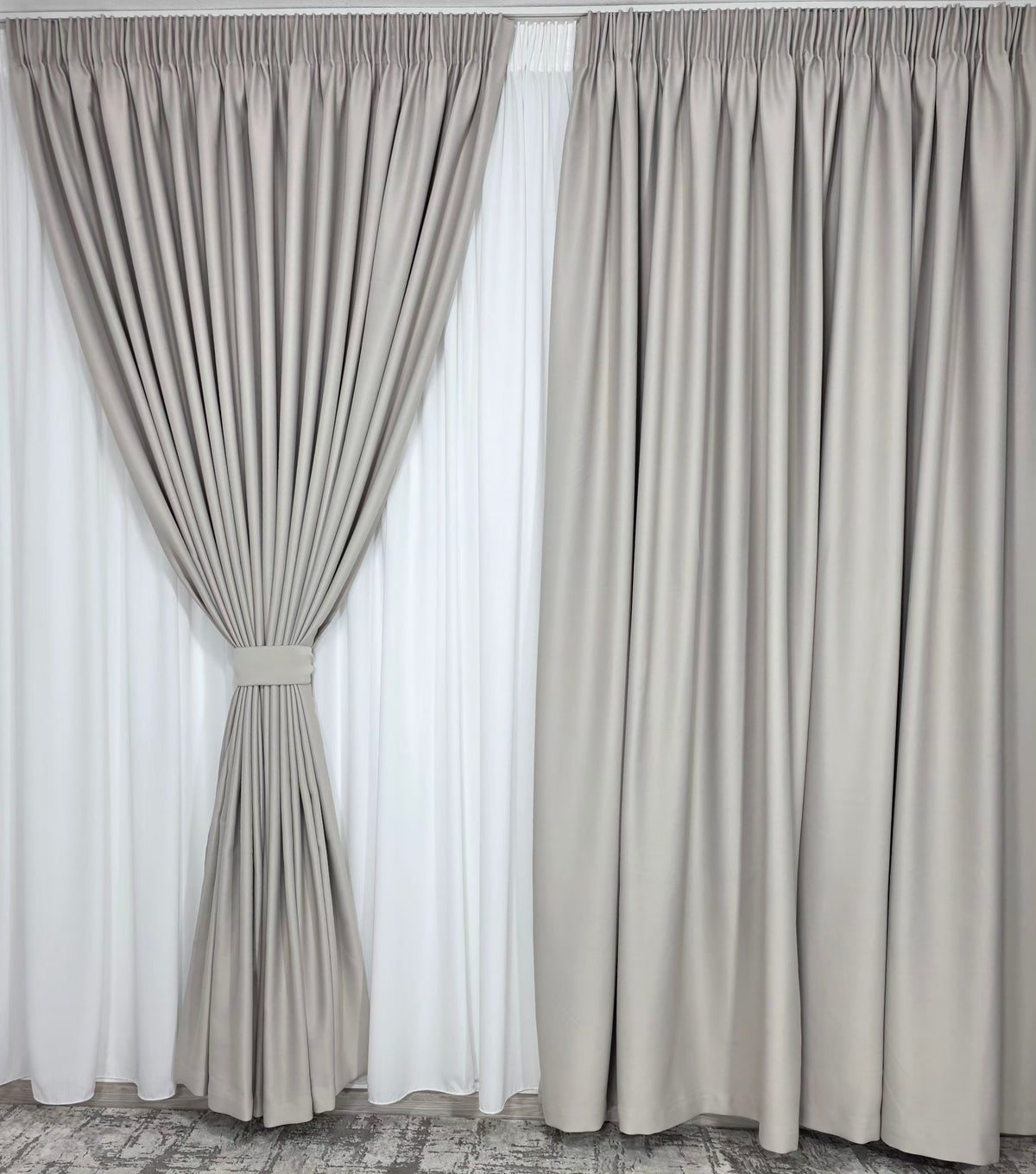 SET ALEXIA: PERDEA TIP MATASE CU ASPECT DE IN SI DRAPERIE IVOIRE BLACKOUT -  IDEAL PENTRU LIVINGURI SI DORMITOARE MODERNE