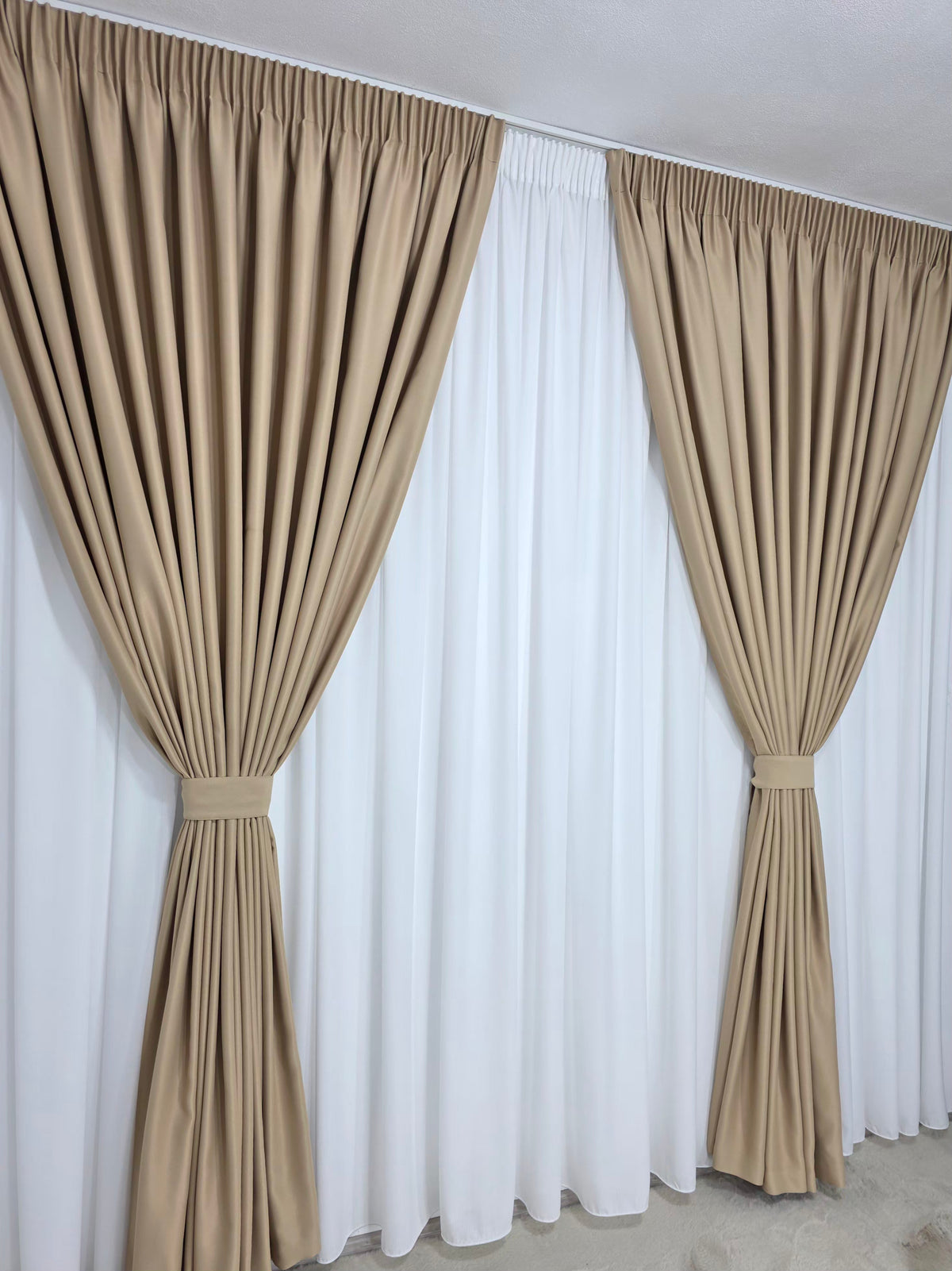 SET ASIA: PERDEA TIP MATASE CU ASPECT DE IN NESIFONABILA SI DRAPERIE CREM MUSTAR BLACKOUT - IDEAL PENTRU LIVINGURI SI DORMITOARE LUMINOASE