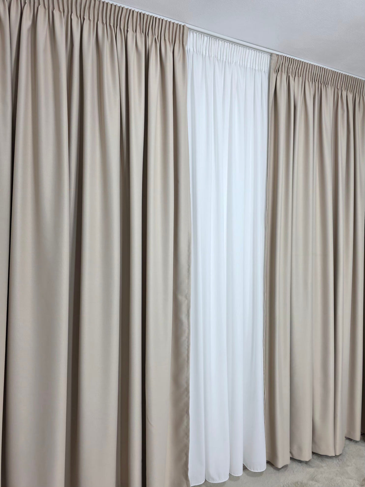 SET EDA: PERDEA TIP MATASE CU ASPECT DE IN SI DRAPERIE CREM VANILAT BLACKOUT - IDEAL PENTRU LIVINGURI SI DORMITOARE MODERNE SI LUMINOASE