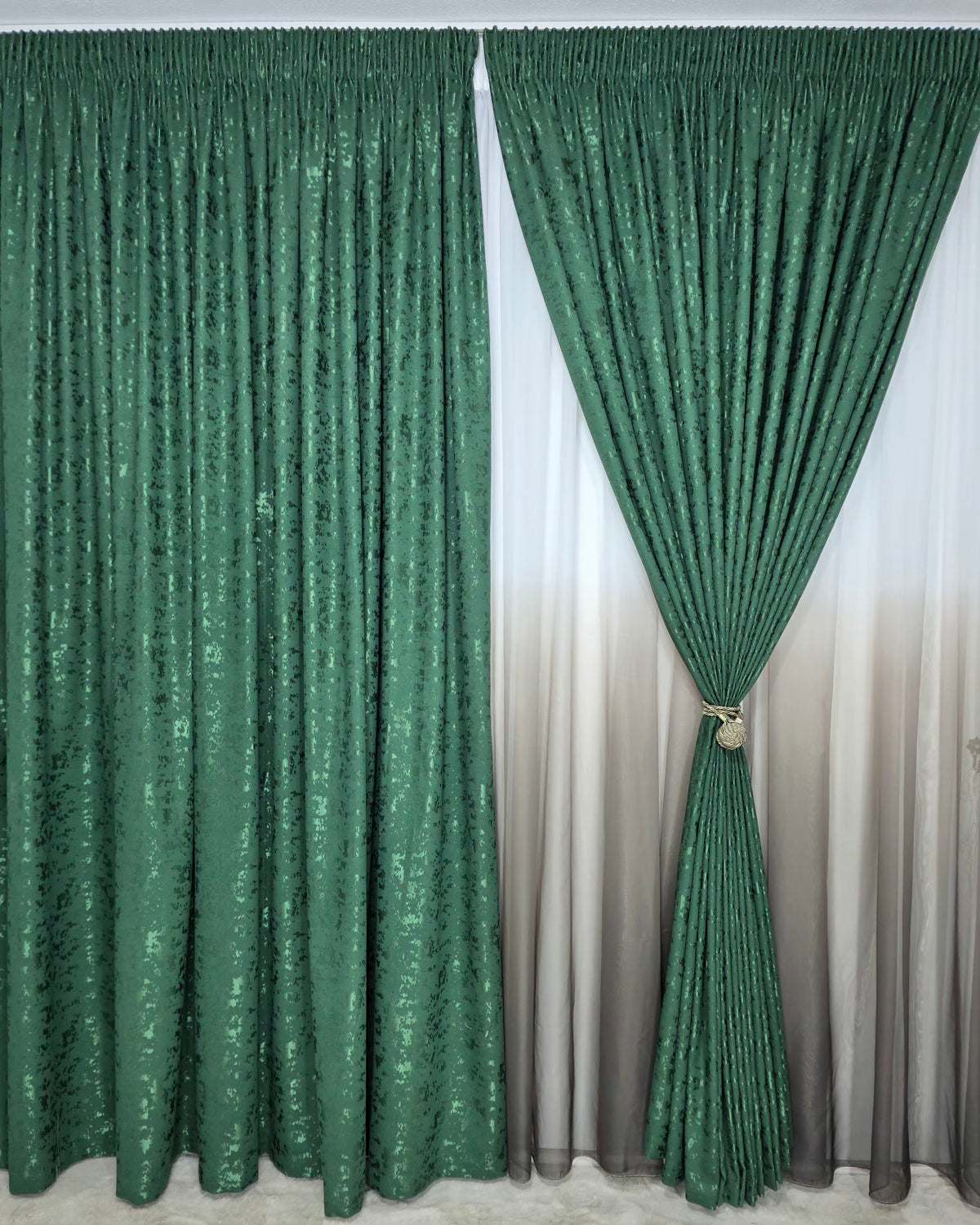 SuperPret* Ideal pentru living si dormitor cu pat sau canapea verde, crem ori bej si pereti albi – Set Fausta: Perdea Voal Degrade Verde si Draperie Catifea Verde Smarald Nisip – confectionat pe comanda