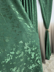 SuperPret* Ideal pentru living si dormitor cu pat sau canapea verde, crem ori bej si pereti albi – Set Fausta: Perdea Voal Degrade Verde si Draperie Catifea Verde Smarald Nisip – confectionat pe comanda