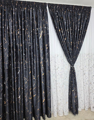 Ideal pentru living si dormitor cu pat sau canapea gri ori neagra si pereti albi – Set Stefania: Perdea Matase Alba cu Insertii Argintii, Aurii si Negre in Partea de Jos si Draperie Catifea Neagra Plina cu Insertii – confectionat pe comanda