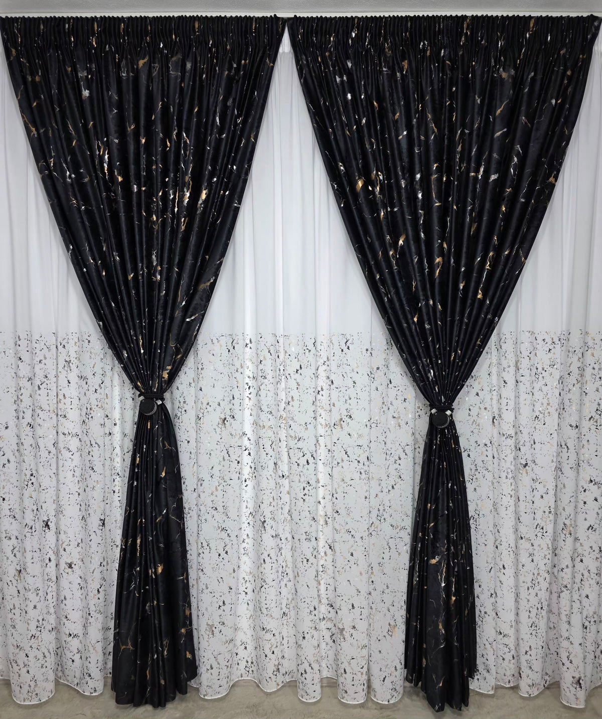 Ideal pentru living si dormitor cu pat sau canapea gri ori neagra si pereti albi – Set Stefania: Perdea Matase Alba cu Insertii Argintii, Aurii si Negre in Partea de Jos si Draperie Catifea Neagra Plina cu Insertii – confectionat pe comanda
