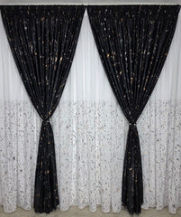 Ideal pentru living si dormitor cu pat sau canapea gri ori neagra si pereti albi – Set Stefania: Perdea Matase Alba cu Insertii Argintii, Aurii si Negre in Partea de Jos si Draperie Catifea Neagra Plina cu Insertii – confectionat pe comanda