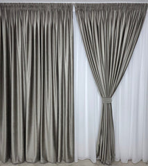 Ideal pentru living si dormitor cu pat sau canapea gri, crem ori bej si pereti albi – Set Reva: Perdea Alba Simpla Silk si Draperie Catifea Crem-Gri (Grej) Tip Velura – confectionat pe comanda