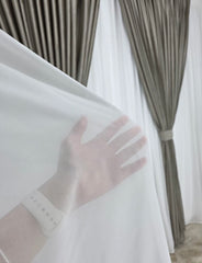 Perdea Silk Alba cu Textura Fina si Cadere Fluida – Material Moale, Plin si Nesifonabil – Ideala pentru living si dormitor cu pat sau canapea crem, bej ori gri deschis si mobilier alb sau lemn natur – confectionata pe comanda