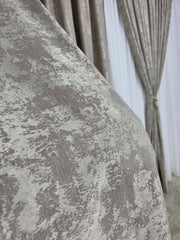 Set Cristina: Perdea Betty Alba Tip Matase Moale cu Cadere Grea si Draperie Bej Tip Vopsea Decorativa, Usoara cu Textura Plina - Ideal pentru living si dormitor cu pat sau canapea crem ori bej si pereti albi - confectionat pe comanda