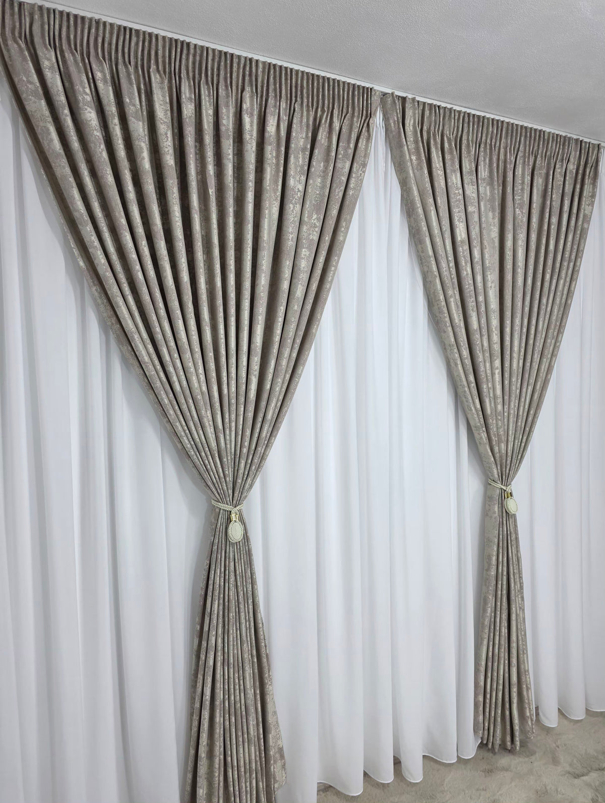 Set Cristina: Perdea Betty Alba Tip Matase Moale cu Cadere Grea si Draperie Bej Tip Vopsea Decorativa, Usoara cu Textura Plina - Ideal pentru living si dormitor cu pat sau canapea crem ori bej si pereti albi - confectionat pe comanda