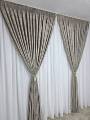 Set Cristina: Perdea Betty Alba Tip Matase Moale cu Cadere Grea si Draperie Bej Tip Vopsea Decorativa, Usoara cu Textura Plina - Ideal pentru living si dormitor cu pat sau canapea crem ori bej si pereti albi - confectionat pe comanda