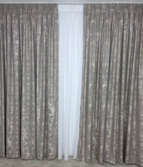 Set Anastasia: Perdea Julia Alba Tip Matase Moale cu Cadere Grea si Draperie Grej Crem-Gri Tip Vopsea Decorativa, Usoara cu Textura Plina - Ideal pentru living si dormitor cu pat sau canapea crem ori bej si pereti albi - confectionat pe comanda