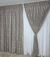 Set Anastasia: Perdea Julia Alba Tip Matase Moale cu Cadere Grea si Draperie Grej Crem-Gri Tip Vopsea Decorativa, Usoara cu Textura Plina - Ideal pentru living si dormitor cu pat sau canapea crem ori bej si pereti albi - confectionat pe comanda