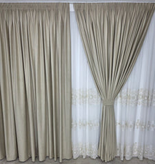 Ideal pentru living si dormitor cu pat sau canapea crem ori bej, pereti albi si mobilier crem sau maro - Set Filip: Perdea Crem cu Broderie Sparta si Aspect de In Cristal si Draperie Bej Tip Velura- confectionat pe comanda