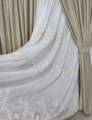 Ideal pentru living si dormitor cu pat sau canapea crem ori bej, pereti albi si mobilier crem sau maro - Set Filip: Perdea Crem cu Broderie Sparta si Aspect de In Cristal si Draperie Bej Tip Velura- confectionat pe comanda