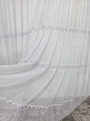 Ideala pentru living si dormitor cu pat sau canapea alba, crem ori gri, pereti albi si mobilier alb sau crem - Perdea Amadeo Alba cu Broderie Sparta - confectionata pe comanda