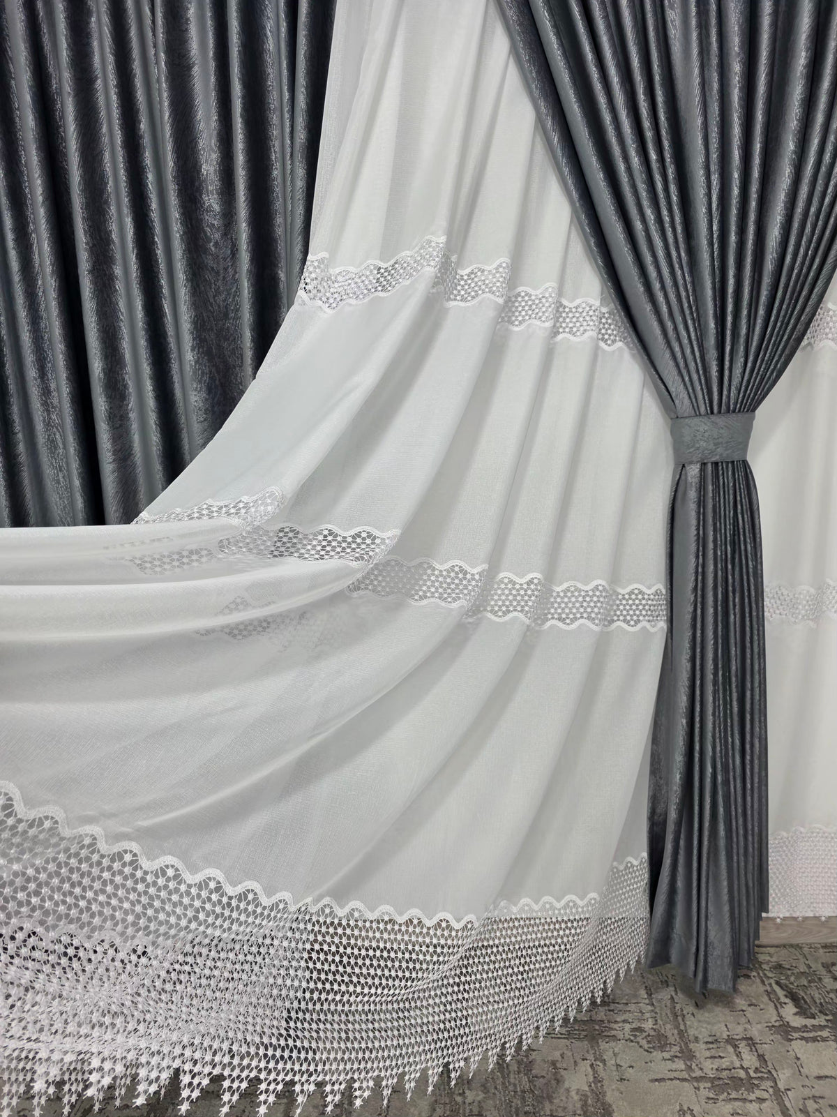 Ideal pentru living si dormitor cu pat sau canapea gri inchis, pereti albi si mobilier alb sau gri - Set Amadeo: Perdea Alba cu Broderie Sparta si Draperie Catifea Gri Inchis cu Insertii - confectionat pe comanda